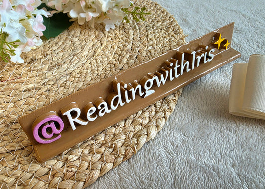 Bookshelve sign with name