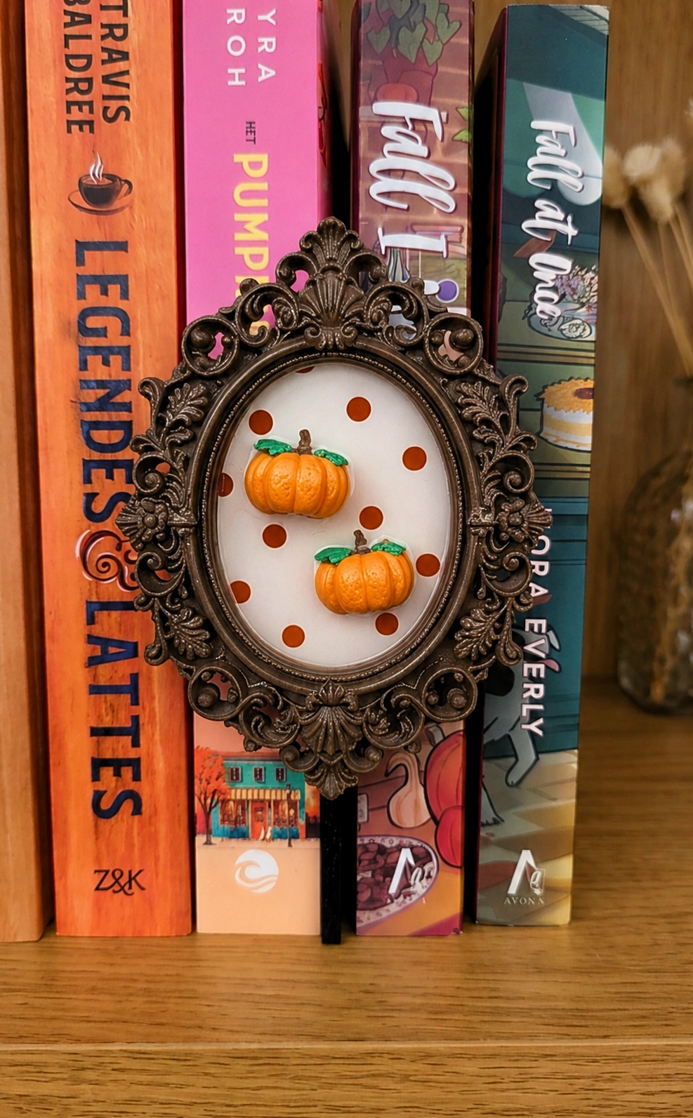 Bookshelve painting pumpkin