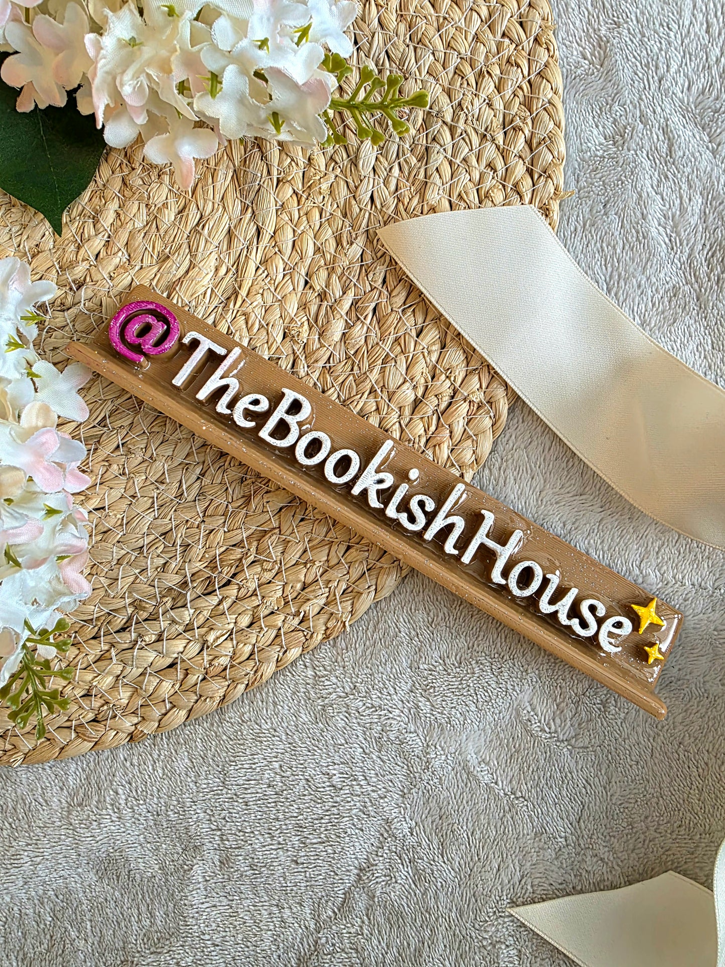 Bookshelve sign with name